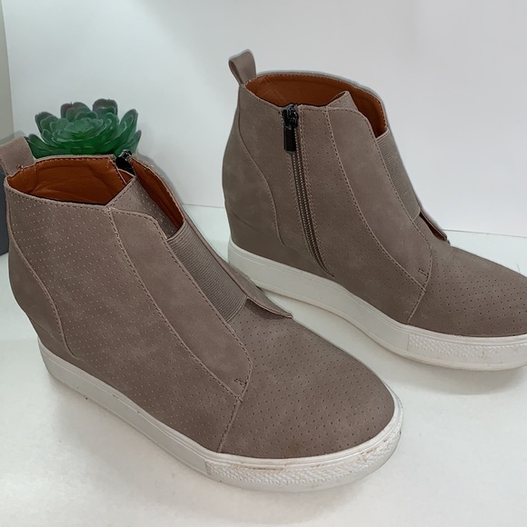 Wanted wedge boots 👢 super cute with jeans or leggings. - Picture 4 of 4